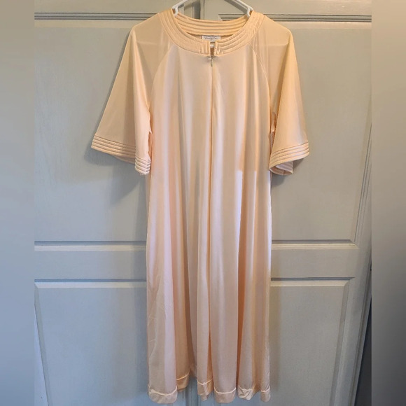Vintage Vanity Fair nightgown - Picture 1 of 4